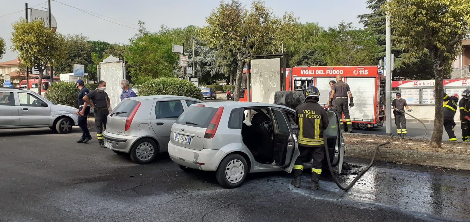 Mascalucia, prende fuoco una macchina, Vigili domano l’incendio Mascalucia, prende fuoco una macchina, Vigili domano l’incendio