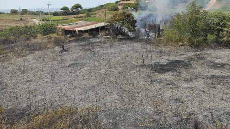 Incendio a Ustica, residenti spengono fiamme, “Estate senza pompieri”