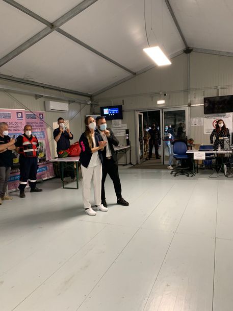 Proposta di matrimonio all’hub di Caserta, l’infermiera ha detto sì