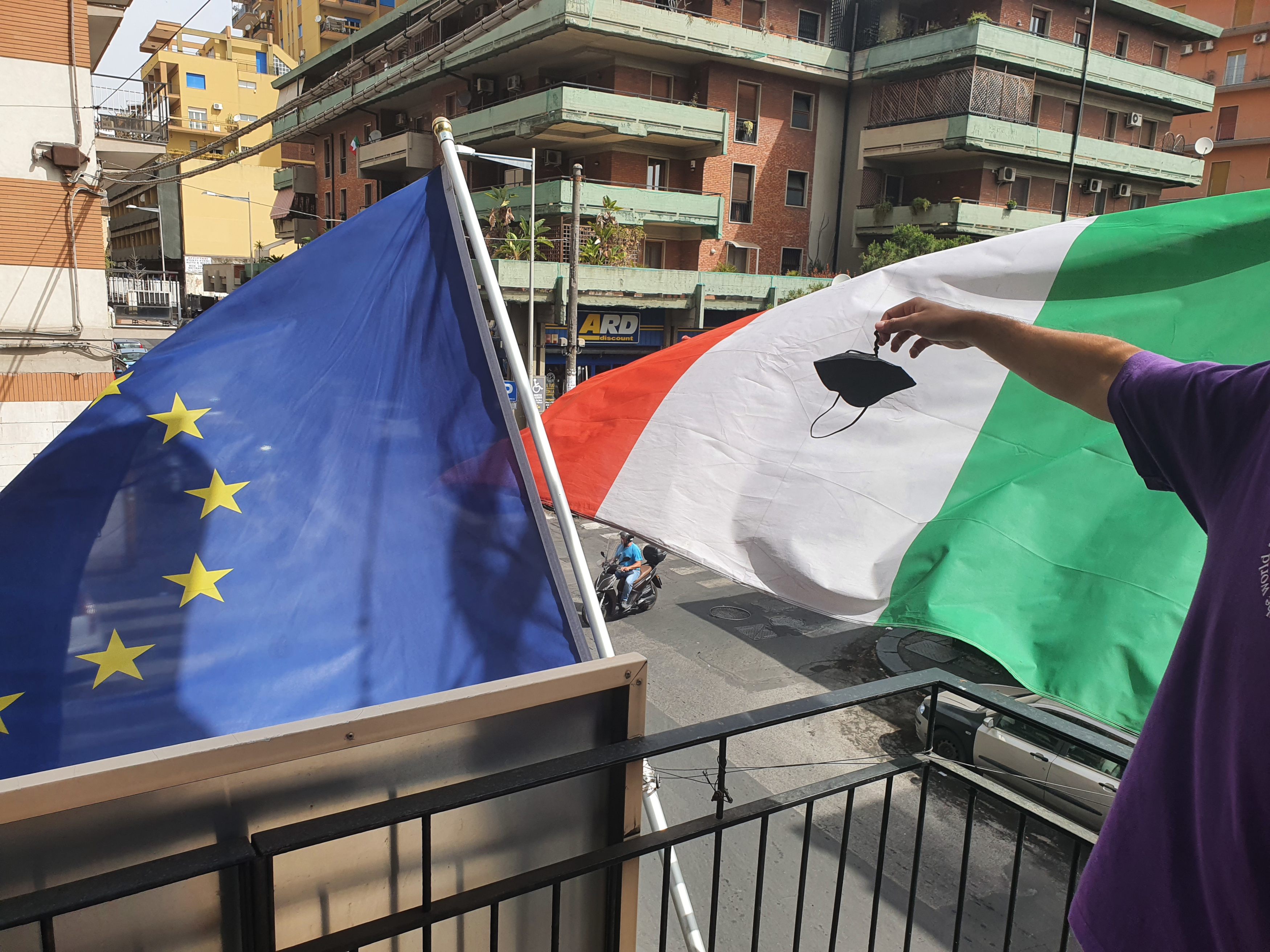 Covid, da oggi le nuove regole sulle mascherine