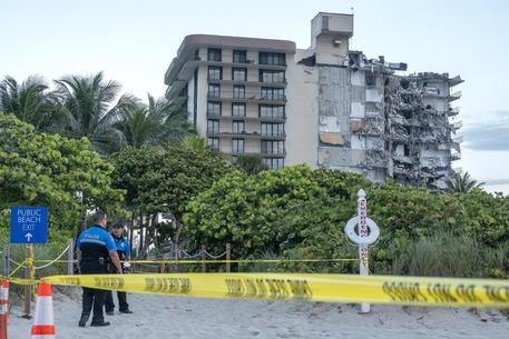 Crolla palazzo di 12 piani a Miami, un morto e nove feriti