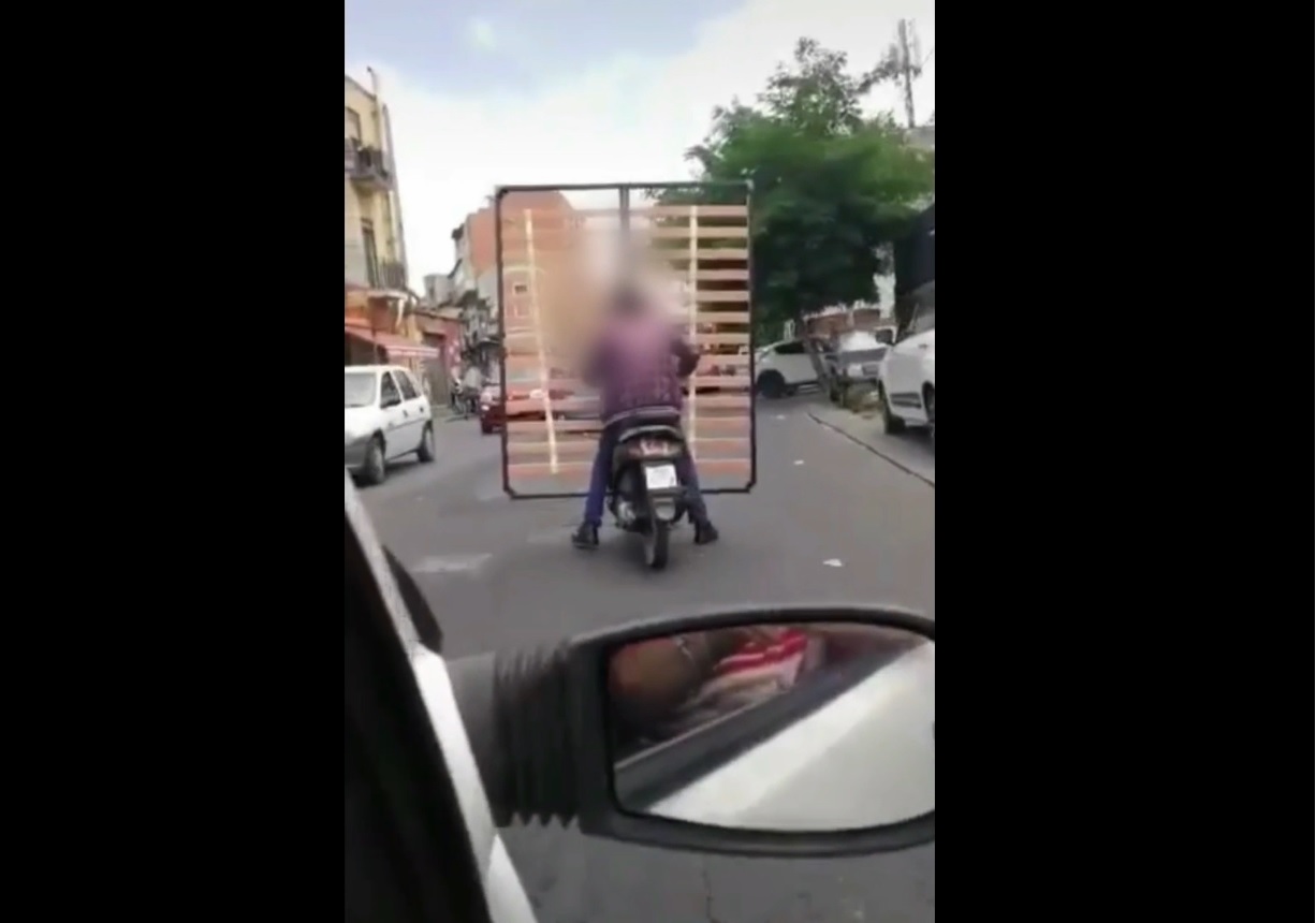 Catania, viaggia in scooter con la rete del materasso, il VIDEO Catania, viaggia in scooter con la rete del materasso, il VIDEO