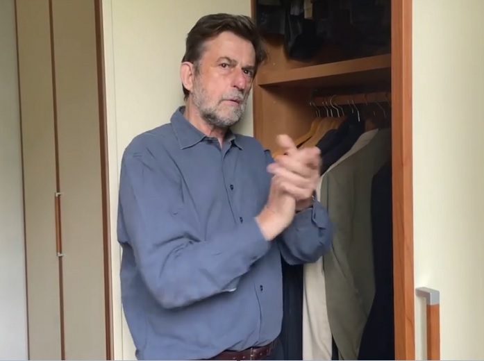 Nanni Moretti canta “Soldi”, il video fa impazzire il web