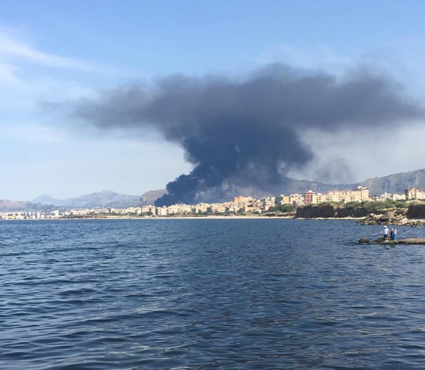 Incendio a Palermo, alta nube di fume, paura e autostrada chiusa