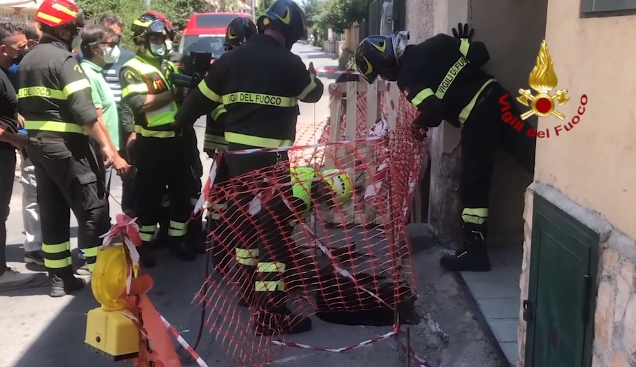 Si apre una voragine in via Cruillas a Palermo