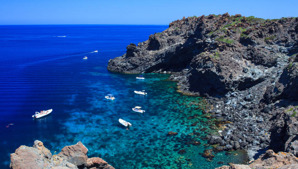 Migranti: sbarcati a Pantelleria in 250, tra loro cento minori