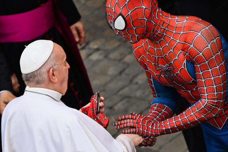 Spiderman dal Papa, l’Uomo Ragno incontra Bergoglio