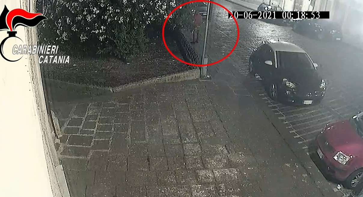 Caltagirone, brucia sette auto, piromane beccato dalle telecamere