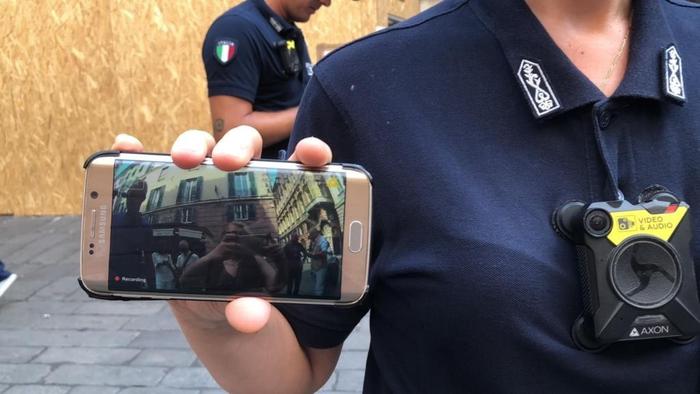 Polizia, a Genova divieto uso piercing e obbligo di saluto e bodycam Polizia, a Genova divieto uso piercing e obbligo di saluto e bodycam