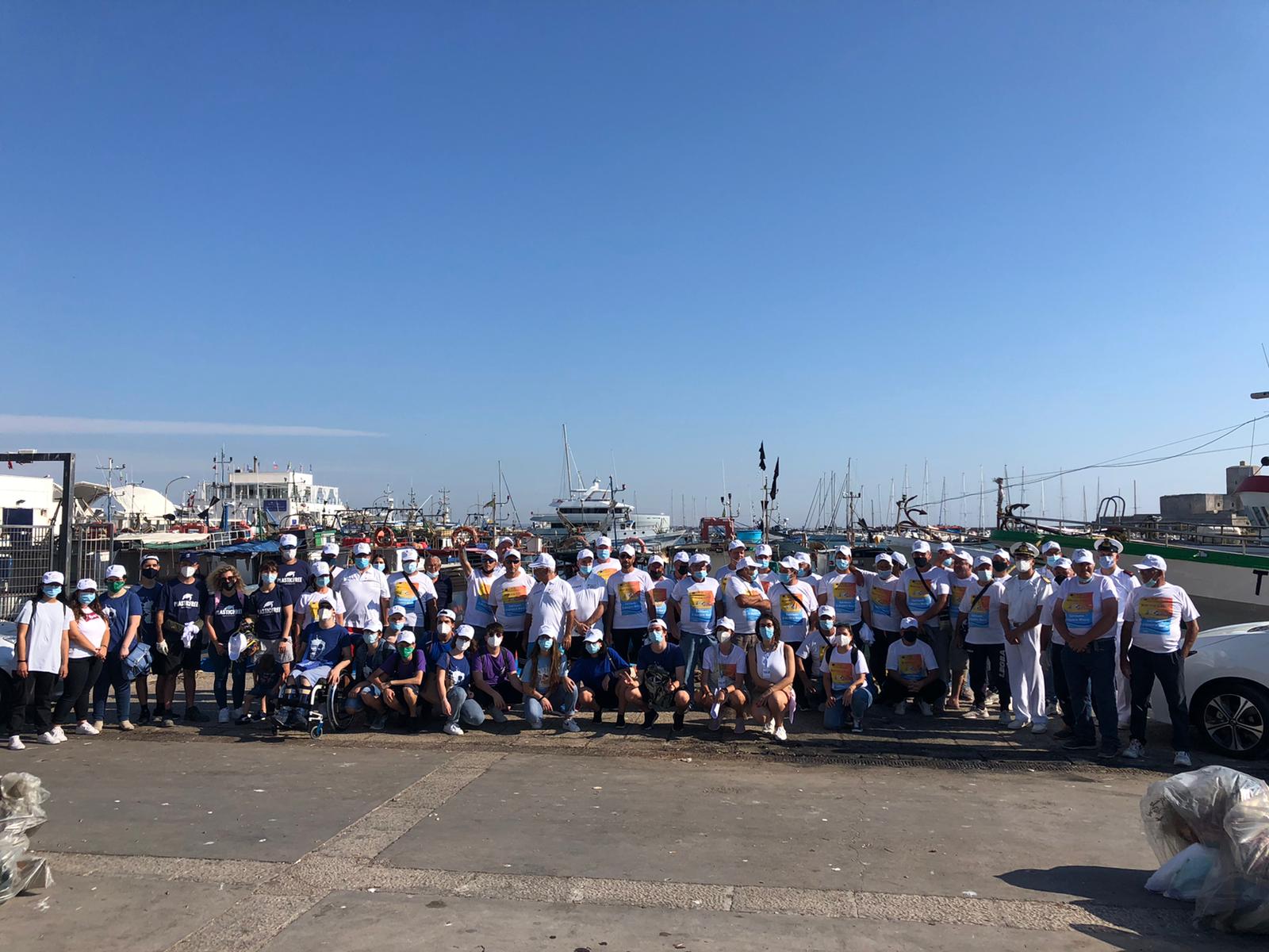 Ambiente, Trapani, il porto peschereccio ripulito dai rifiuti