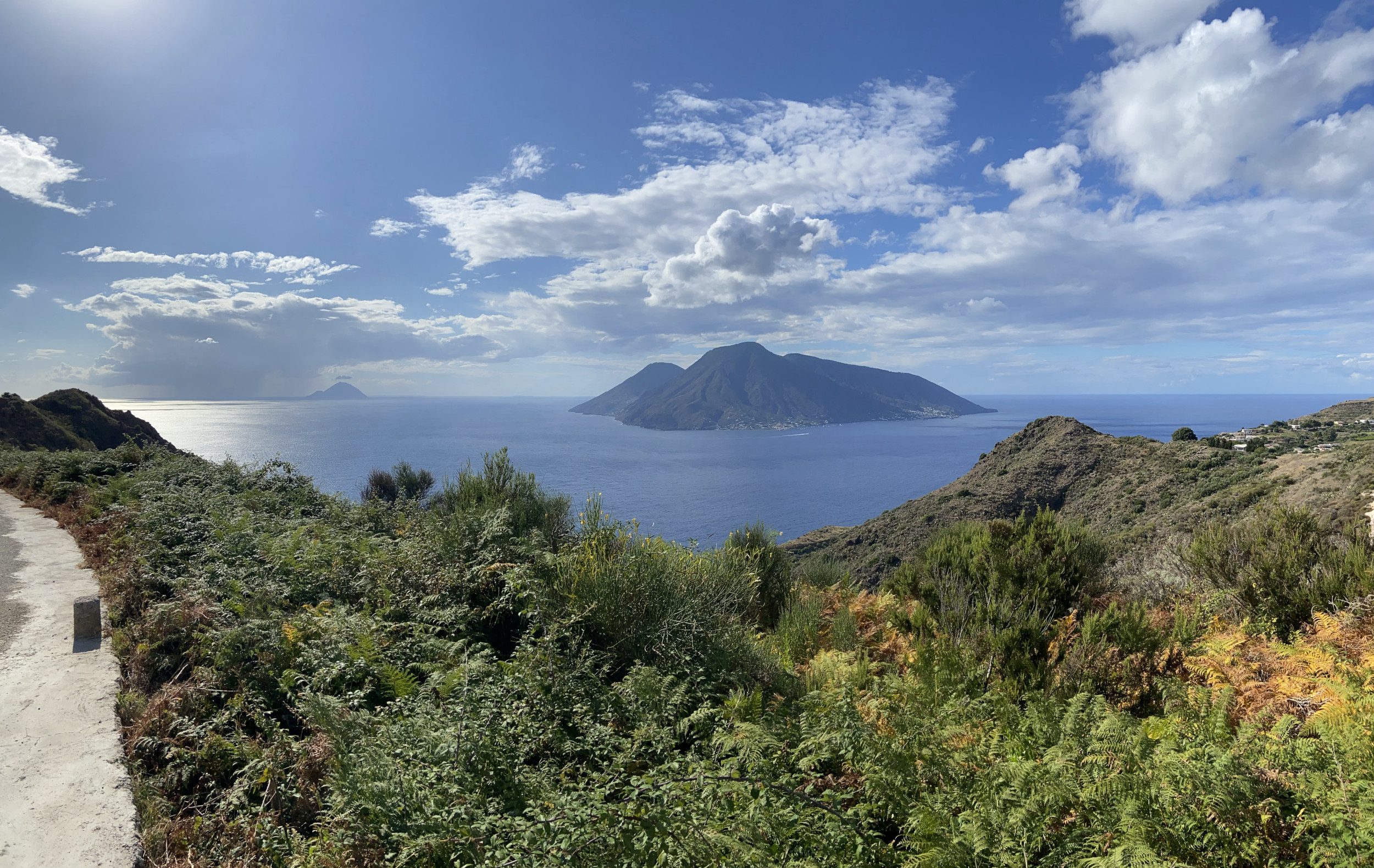 Incendi, isole Eolie, volontari e carabinieri domano rogo a Filicudi