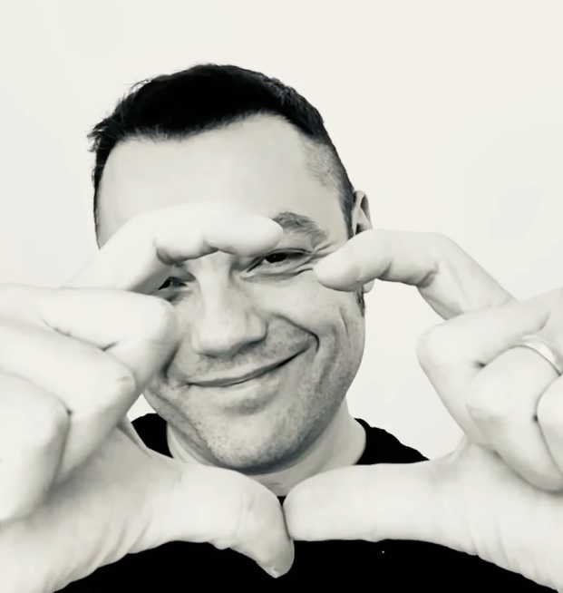 Tiziano Ferro ritorna in Italia, il saluto ai fan in un VIDEO