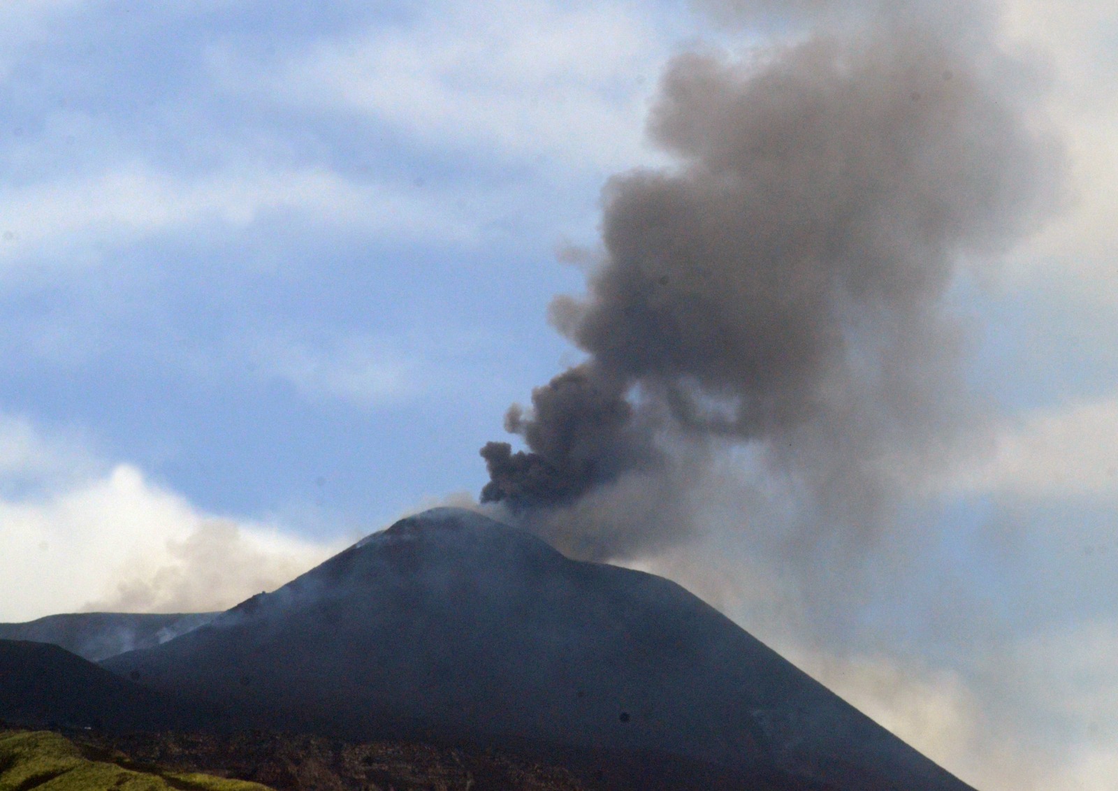 Etna, continui stop and go dal Cratere di Sud est