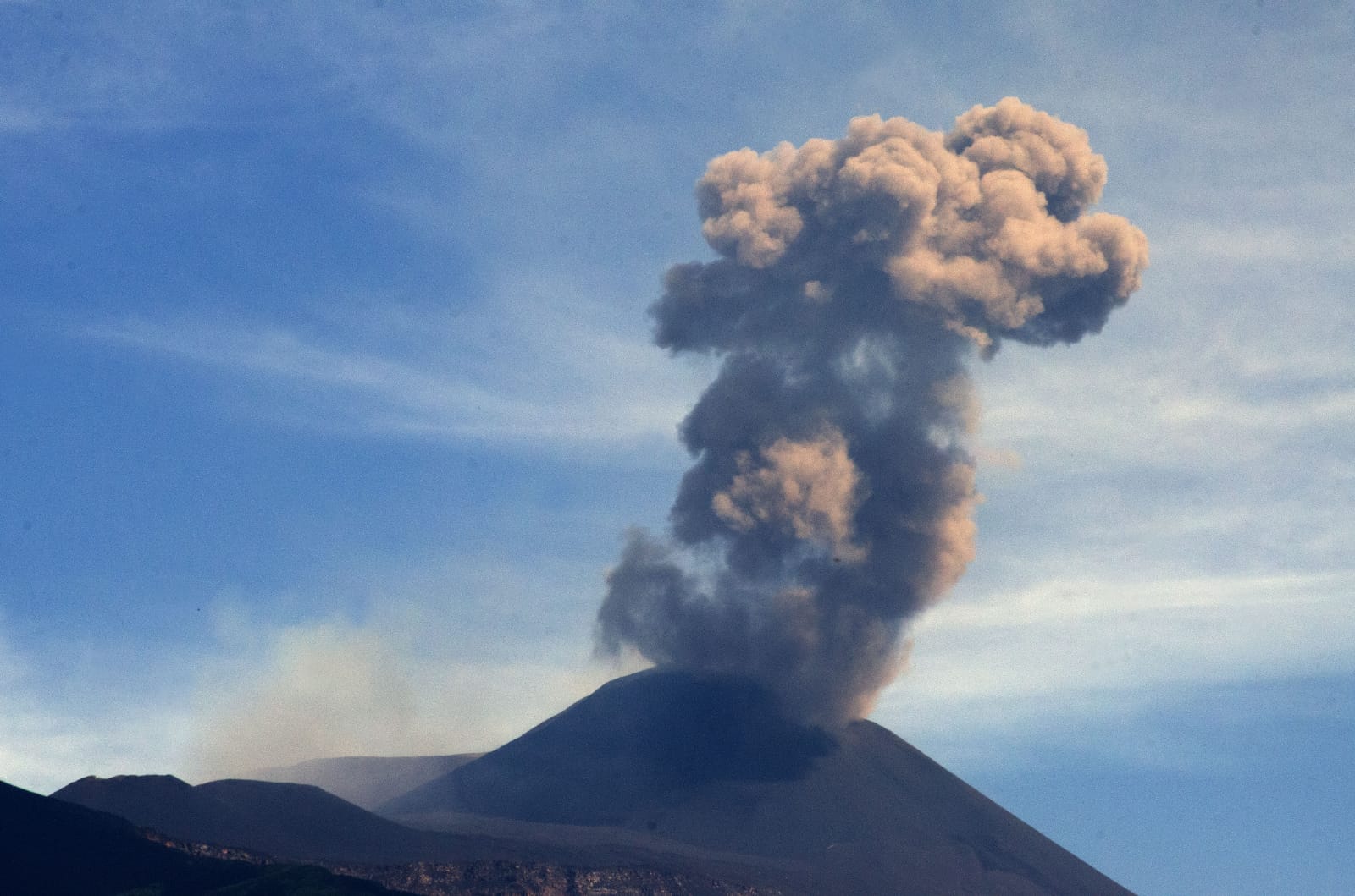 Etna, sul vulcano notte di fuoco, mattinata di cenere