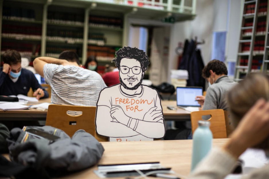 Patrick Zaki a giudizio dopo 19 mesi di carcere, domani la prima udienza