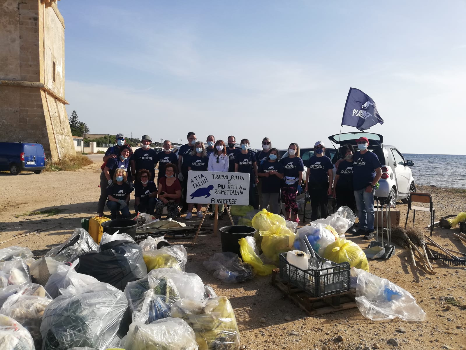 Trapani, i volontari di Plasticfree a lavoro sui litorali