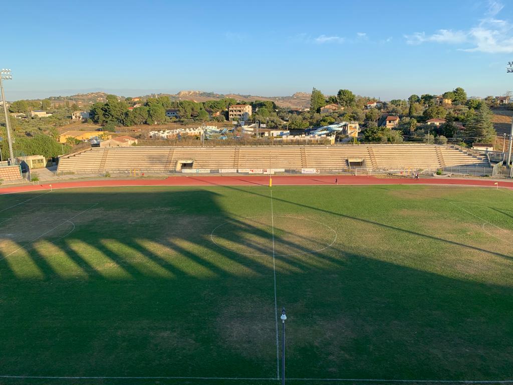 Caltanissetta, lavori al manto erboso stadio Tomaselli