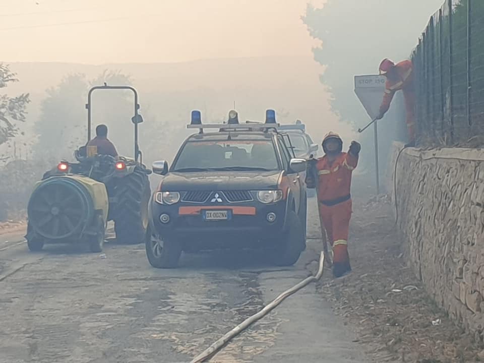 Incendi a Siracusa, brucia la zona del Castello Eurialo