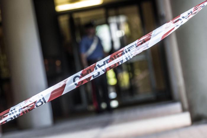 Anziana uccisa in casa, ritrovata con due coltelli nella schiena