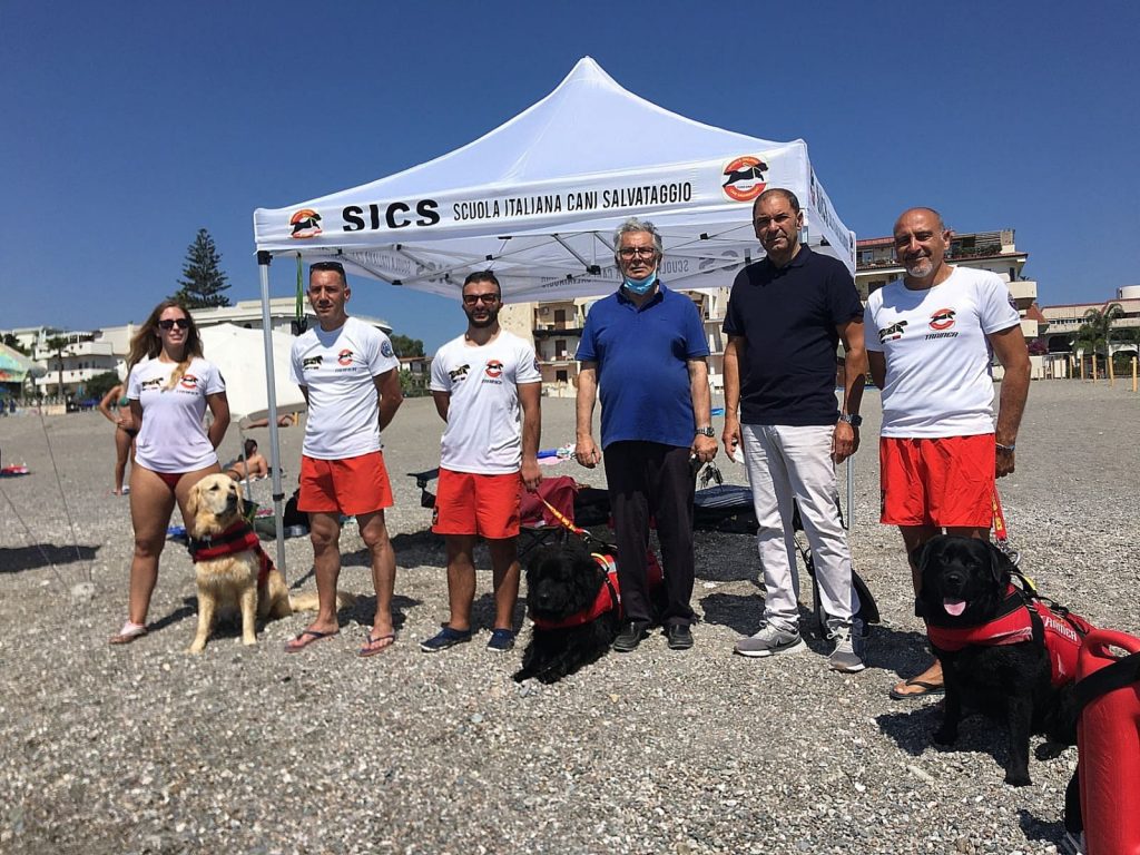Giardini Naxos, bagnini a quattro zampe per un’estate in sicurezza Giardini Naxos, bagnini a quattro zampe per un’estate in sicurezza