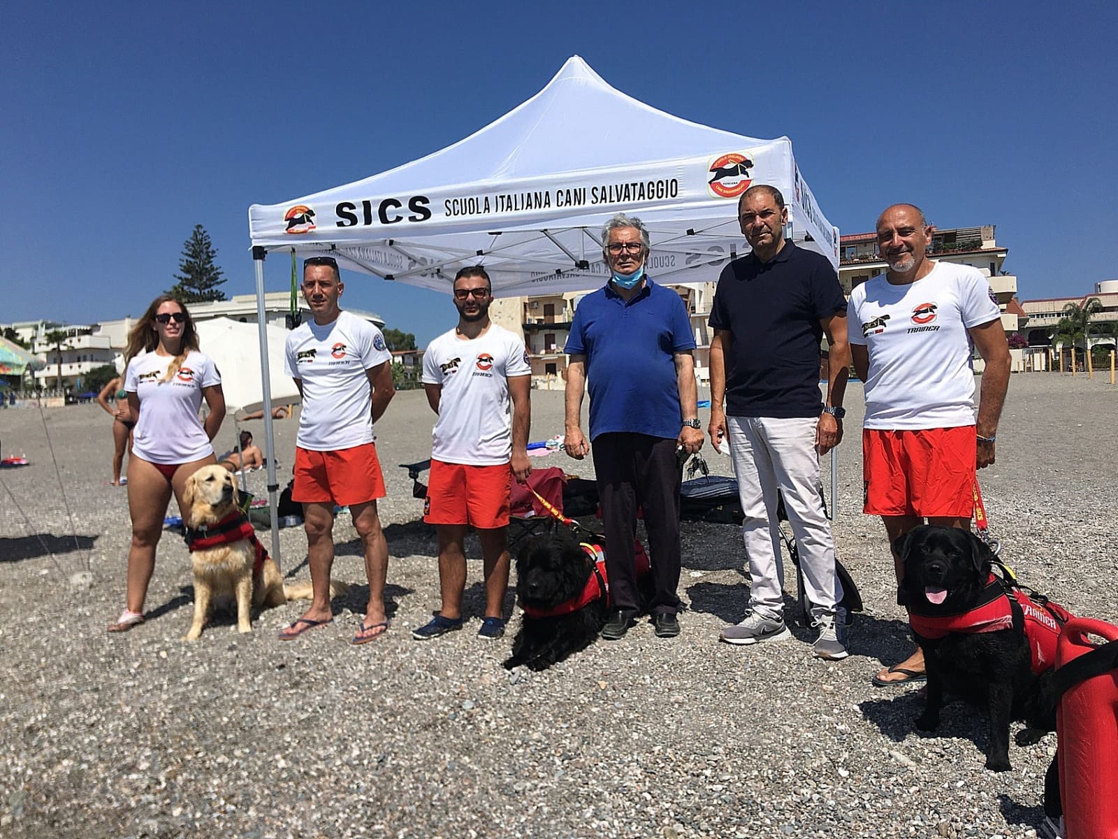 Galleria foto 'Giardini Naxos, bagnini a quattro zampe per un’estate in sicurezza' - foto 1