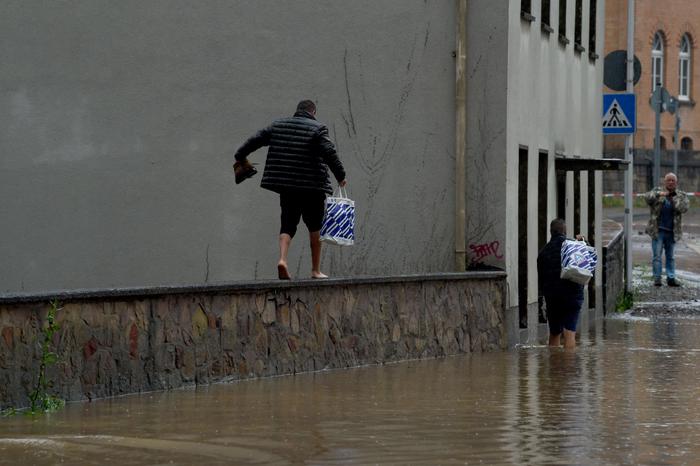 Alluvione Germania, nuova frana e ancora morti in Vestfalia, le FOTO