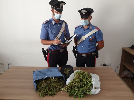 Siracusa, cammina per strada con sacchi di marijuana: arrestato