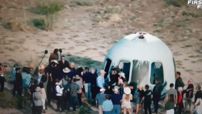 Bezos nello spazio, missione compiuta, le incredibili foto