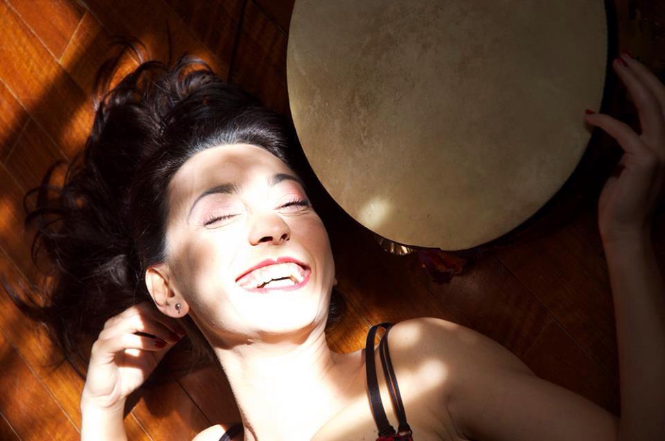 “Moviti Ferma”, la Sicilia “femmina” di Eleonora Bordonaro in concerto