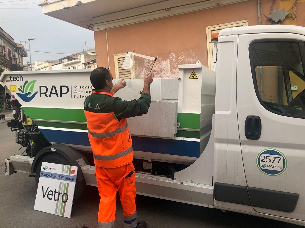 Rifiuti, a Palermo operai assenti per le partite dell’Italia