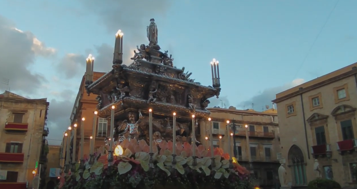 Palermo, fuochi e cerchi luminosi rendono omaggio a Santa Rosalia