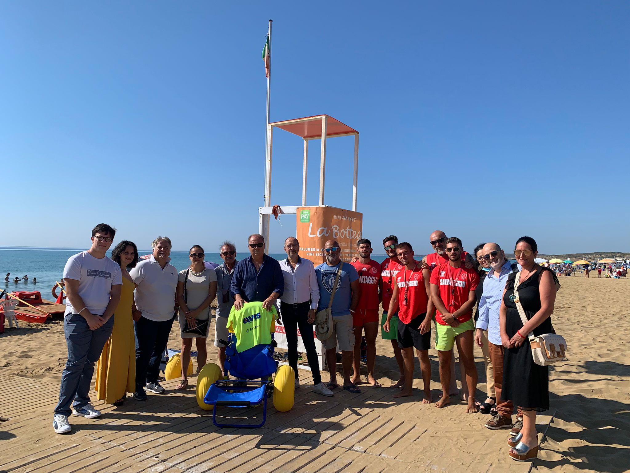 Avis dona una “j.o.b. chair” al lido di Noto