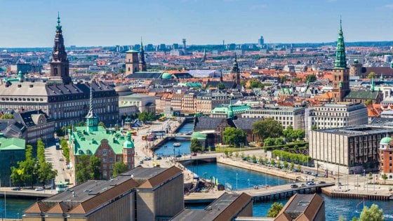 Danimarca in controtendenza, contagi in calo grazie al suo Coronapas