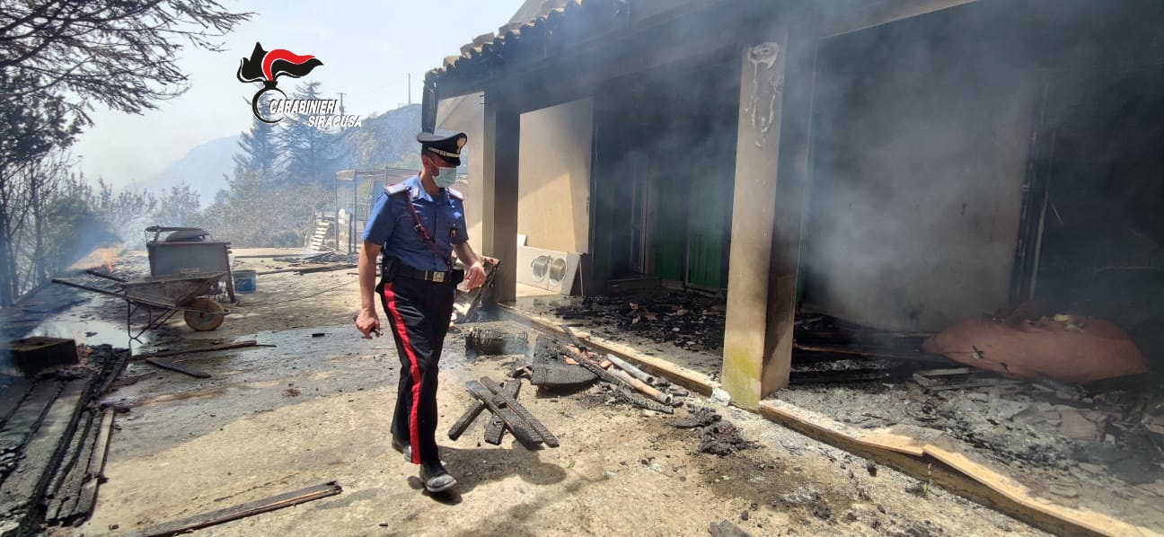 Vasto incendio a Buscemi, evacuate case