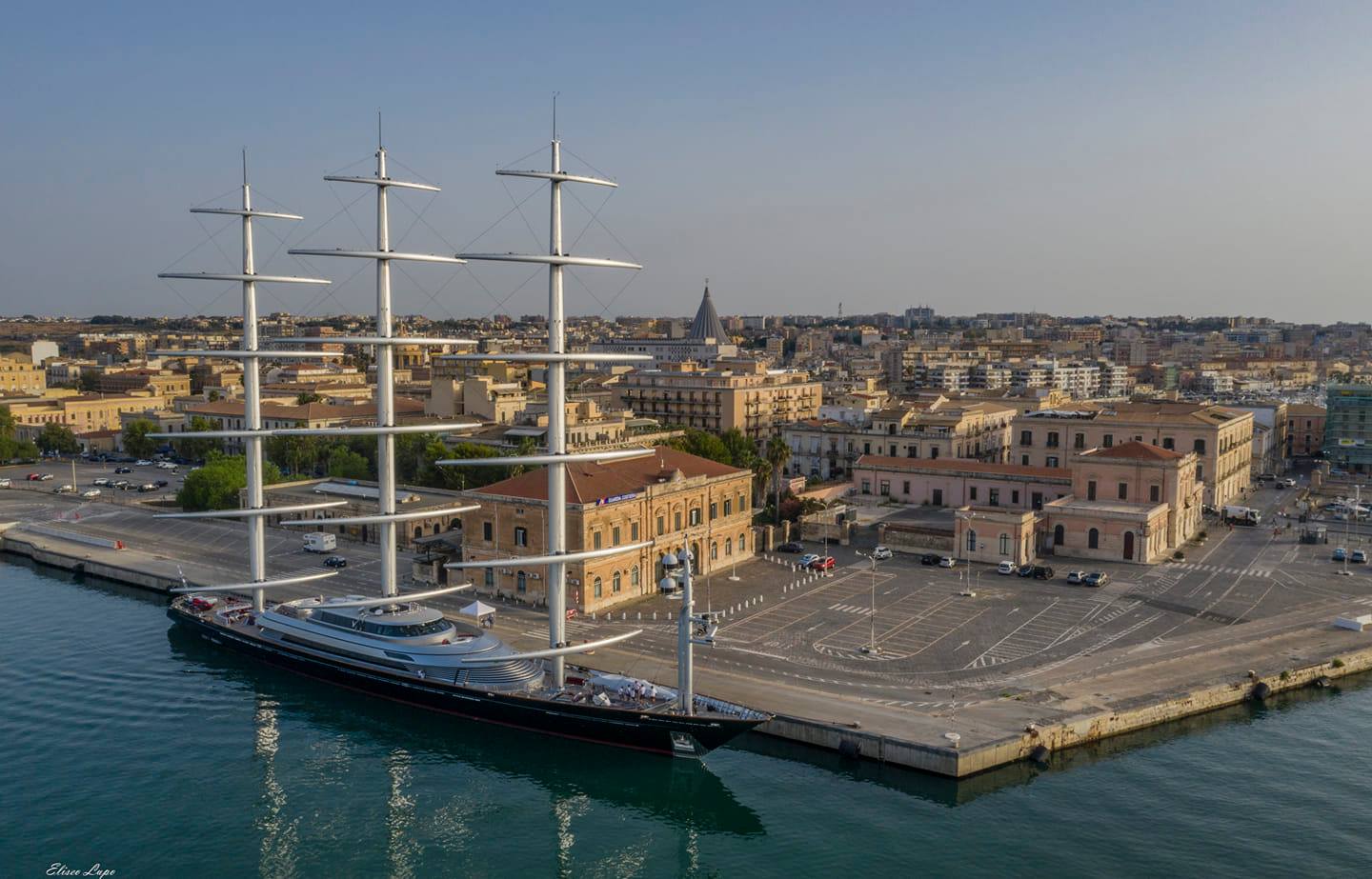 Il Maltese Falcon ormeggiato accanto alla capitaneria di porto di Siracusa