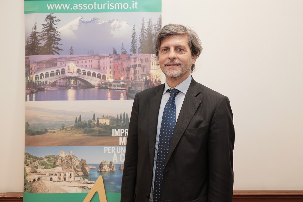 Assoturismo, “Convivere col Covid e cambiare strategia per ripartire”