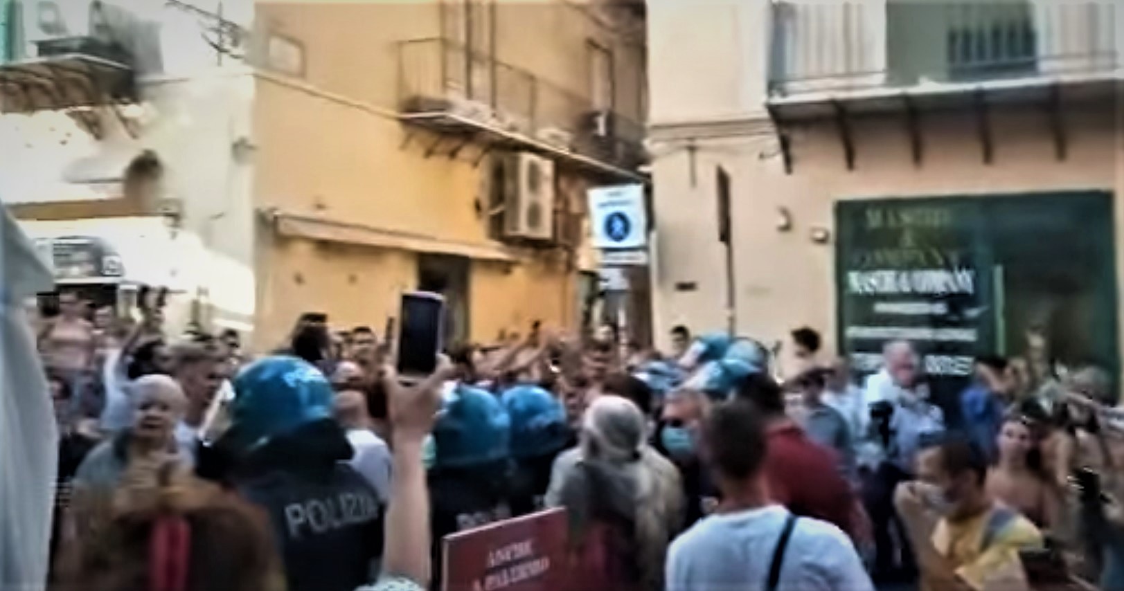 Covid, Green pass, in tutt’Italia gli estremisti si toccano