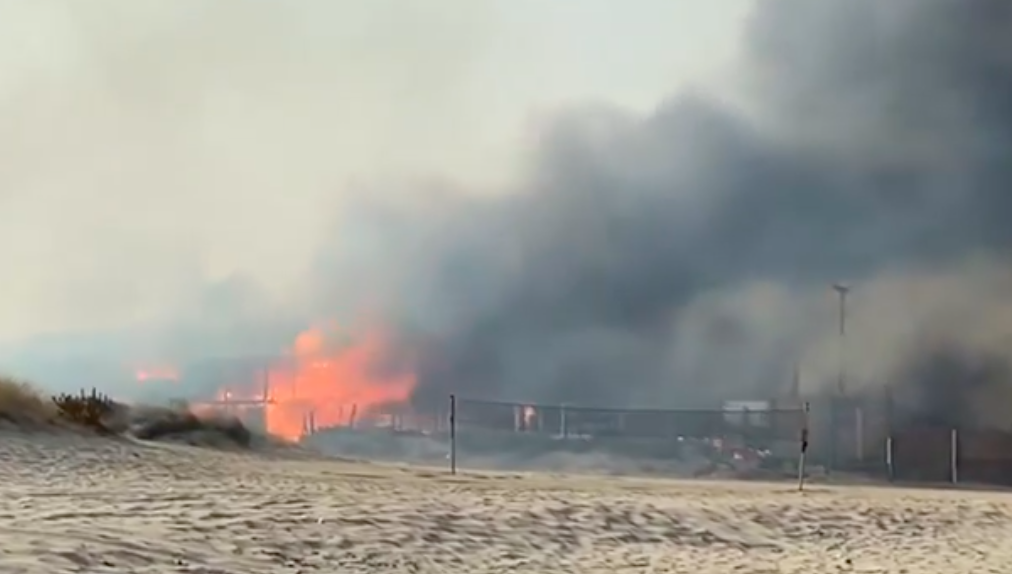 Catania in fiamme, le terribili foto del lido “Le Capannine” distrutto