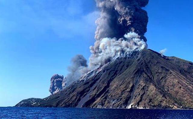 Stromboli, nuova forte esplosione, incremento tremore vulcanico