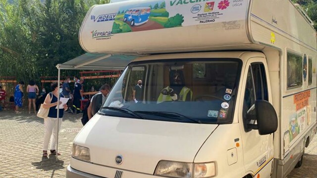 Vaccini, 300 dosi ad Altofonte con il camper ‘#Vaccinitour’