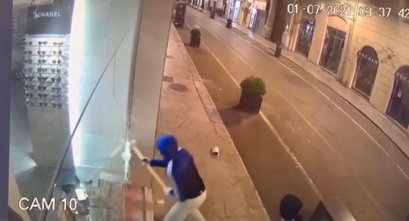 Palermo, furto in via Maqueda, mazzate a vetrine di un’ottica (VIDEO)