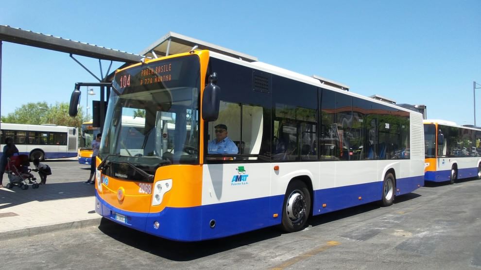 Palermo, nella notte lancio di pietre contro autobus Amat