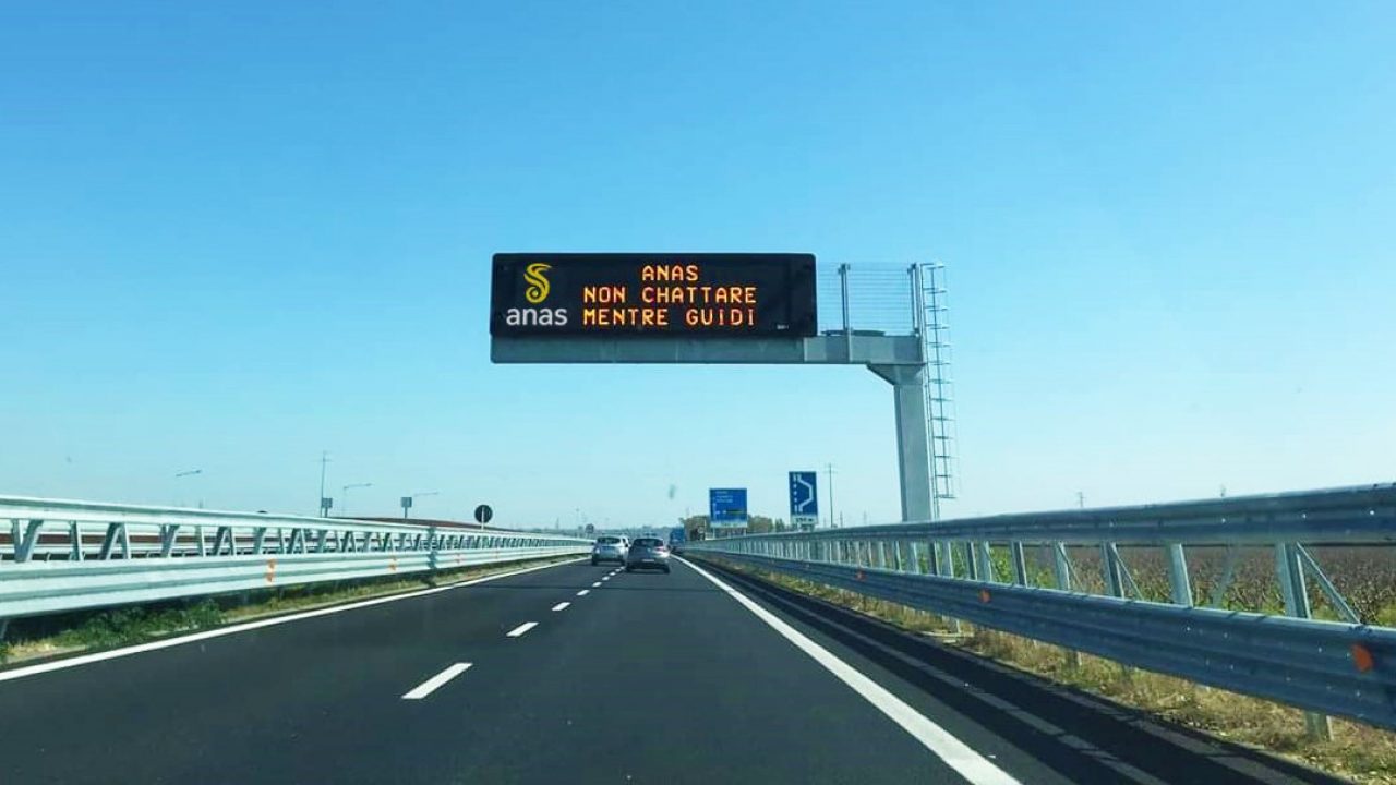 Incendio in autostrada, traffico in tilt sulla A19