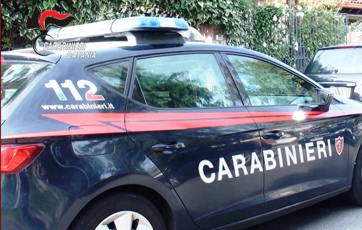 Aci Sant’Antonio, minaccia e picchia i genitori per soldi: 34enne arrestato