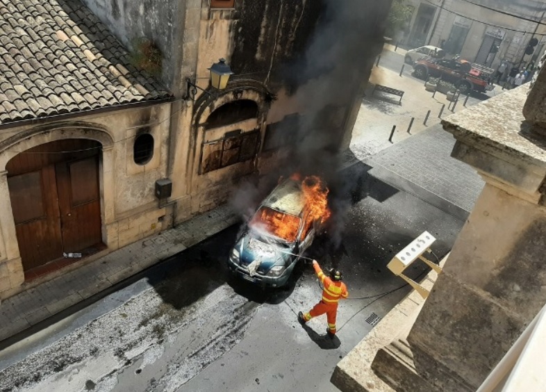 Paura a Canicattini Bagni, auto in fiamme sotto il municipio Paura a Canicattini Bagni, auto in fiamme sotto il municipio