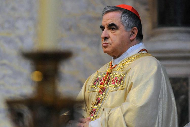 Scandalo Vaticano, la foto, “Marogna passava la notte con Becciu”