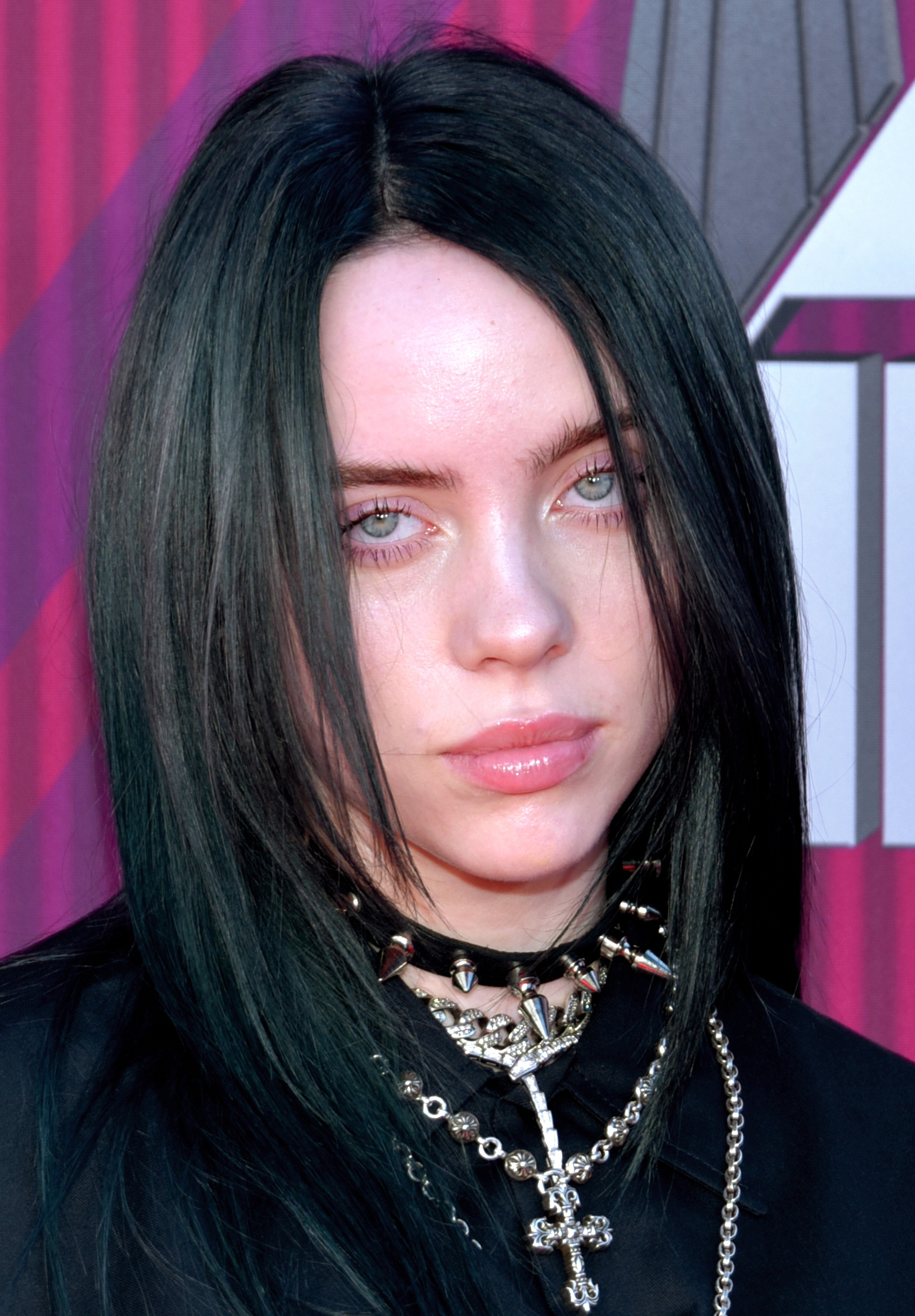 Billie Eilish e la paura del successo, il nuovo videoclip di “NDA”