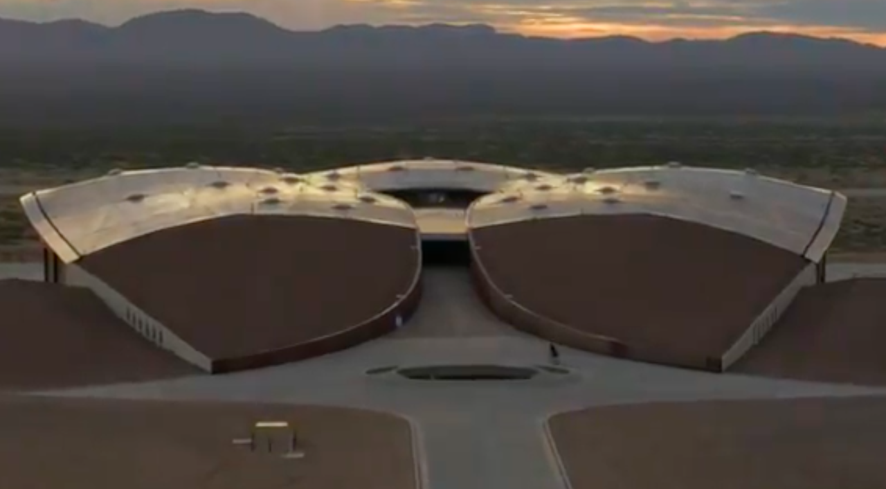 La navetta spaziale con a bordo Branson rientrata sulla Terra