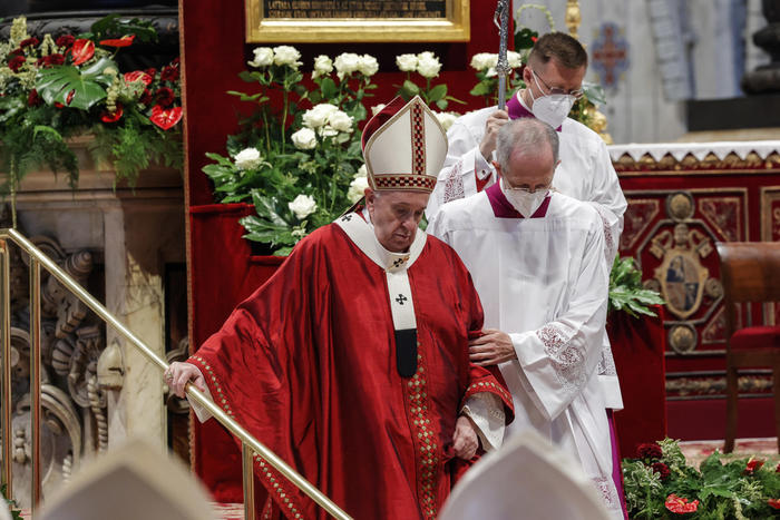 La salute di Papa Francesco, dalla sciatalgia alla cataratta