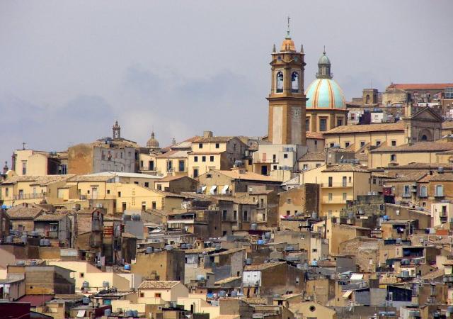 Caltagirone si veste a festa per il Natale, dai presepi artistici ai sapori tradizionali Caltagirone si veste a festa per il Natale, dai presepi artistici ai sapori tradizionali